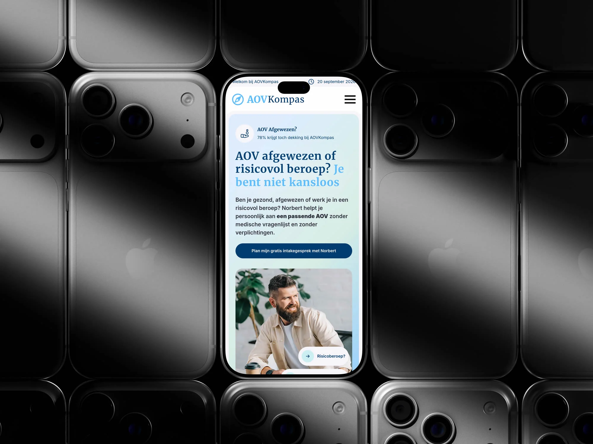 Telefoon tussen donkere telefoons met de mobiele homepage van AOV Kompas.