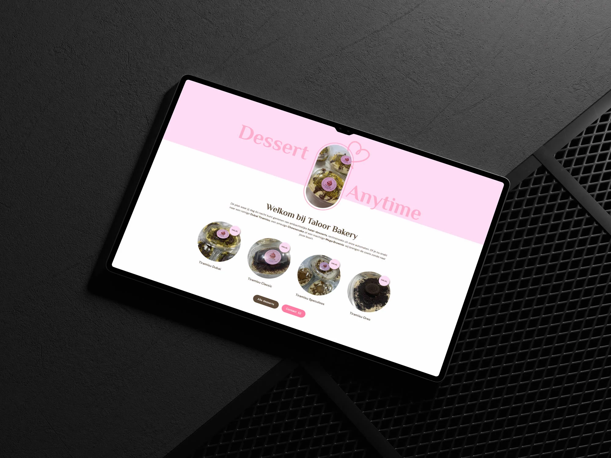 Liggende tablet met de Taloor Bakery-homepage en het dessertaanbod op een donker oppervlak.