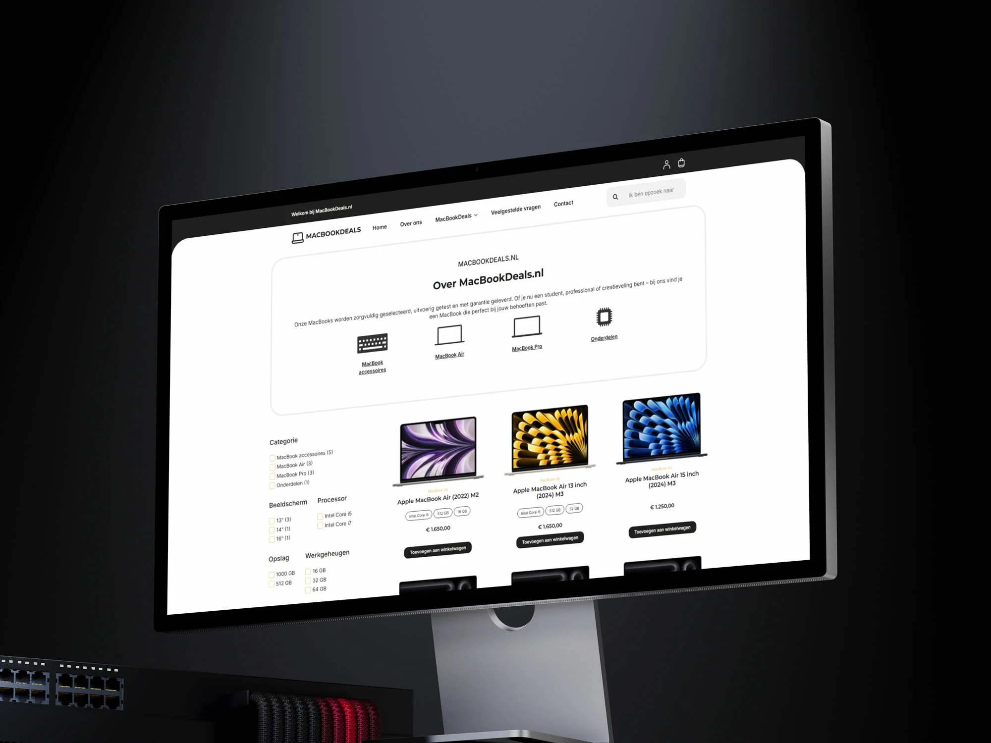 Desktopmonitor met het productoverzicht en de filters van MacBookDeals.nl.