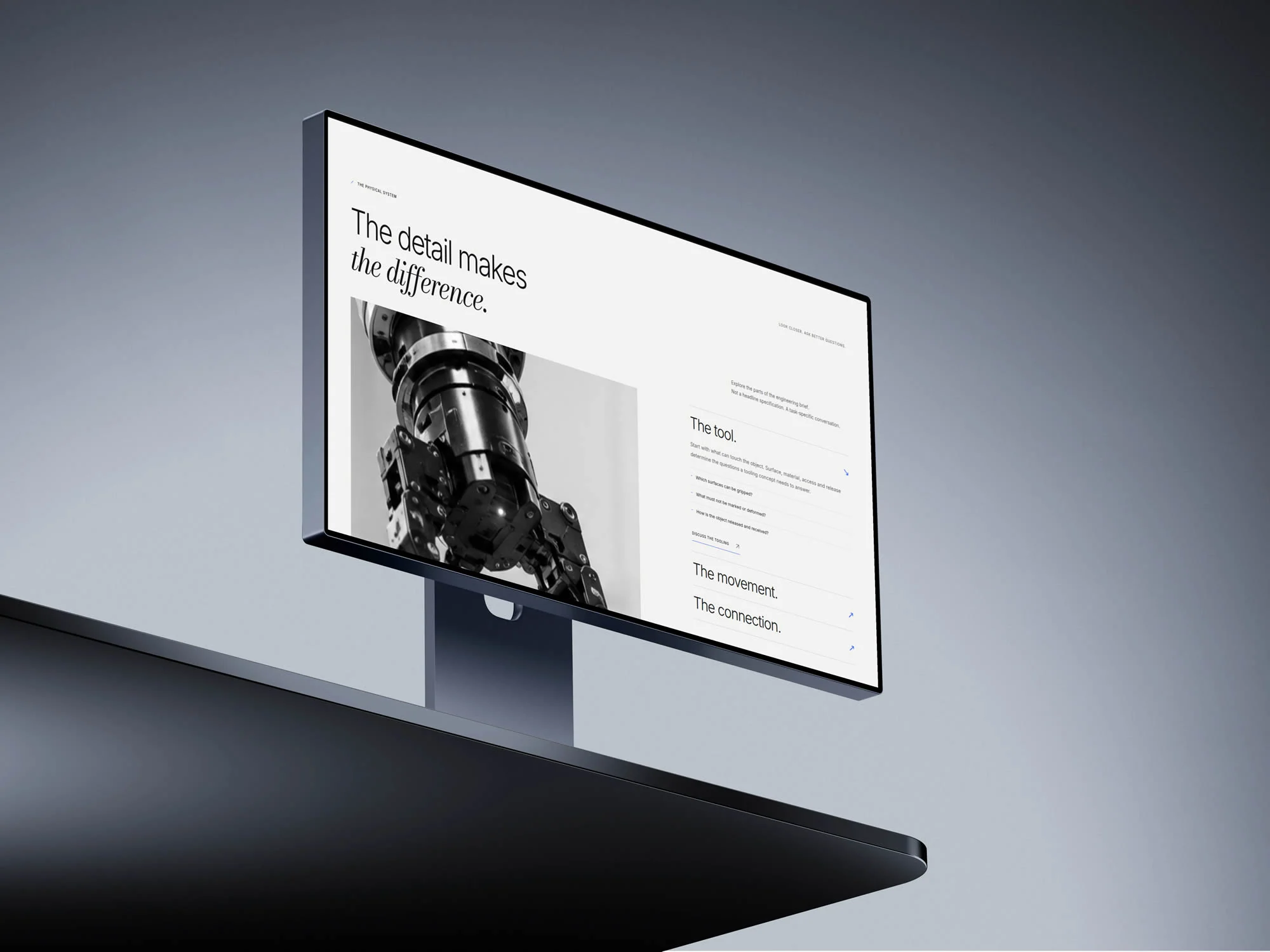 Desktopmockup van de technische AXIOM-pagina met een close-up van een robotarm en uitklapbare toelichtingen.