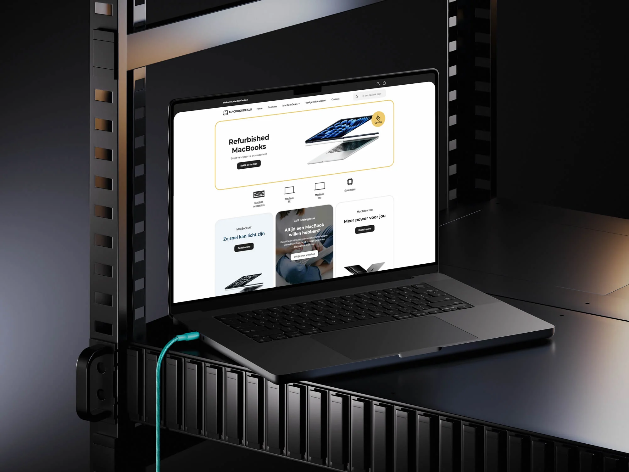 Laptop in een serverrek met de homepage van MacBookDeals.nl.
