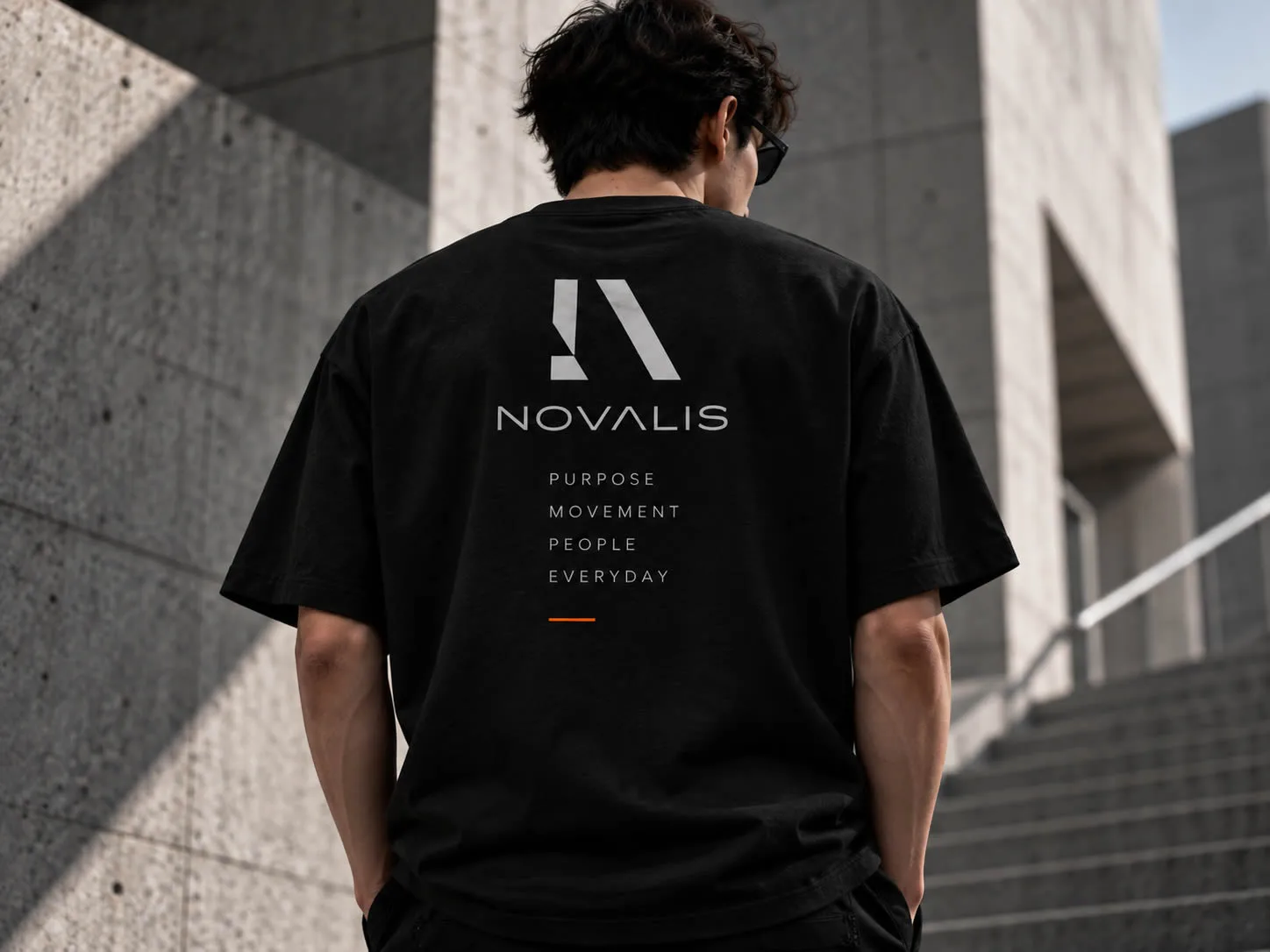 Beeldmerk, woordmerk en merktaal op de rug van een T-shirt