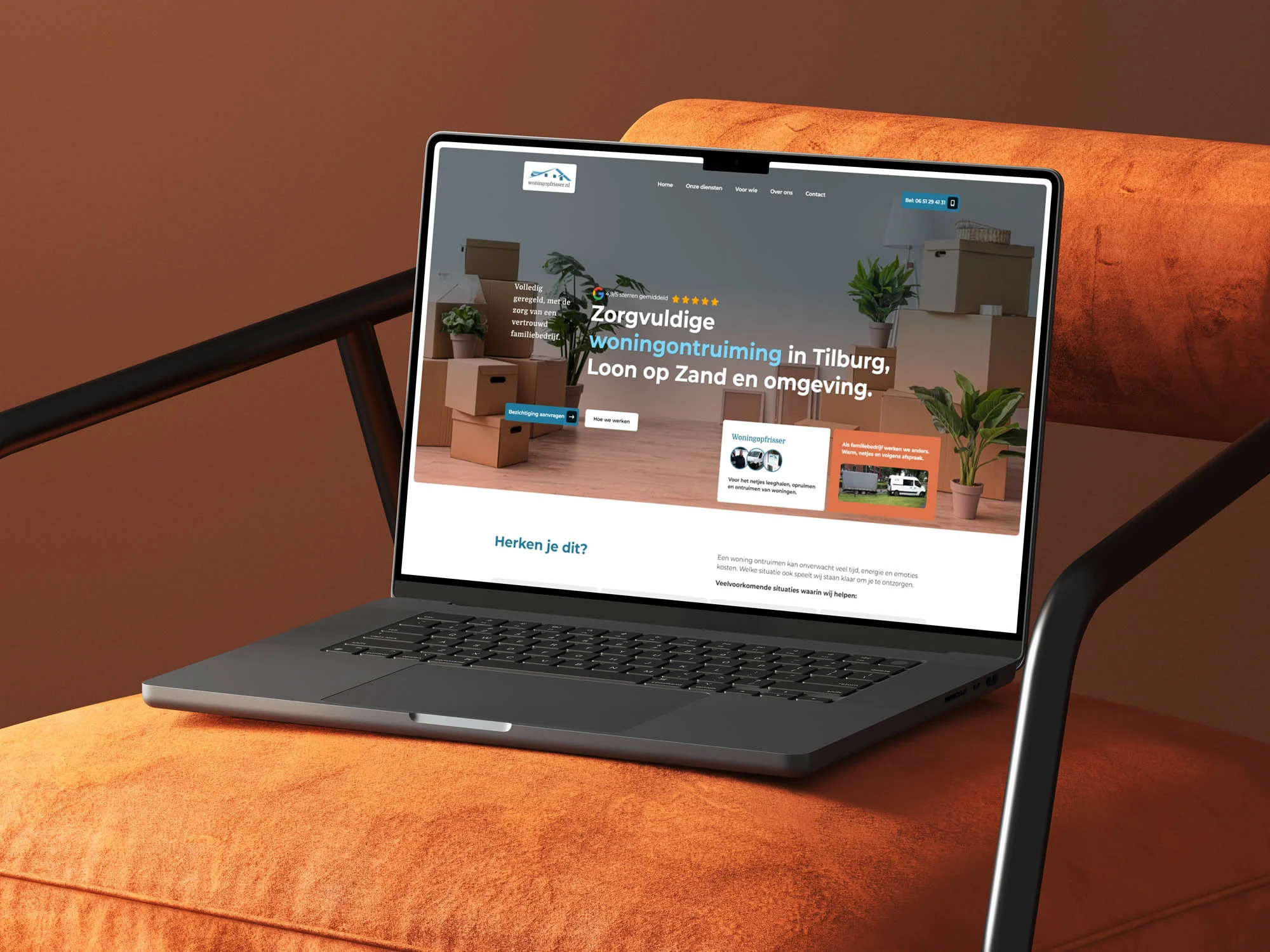 Laptop op een oranje fauteuil met de homepage van Woningopfrisser.